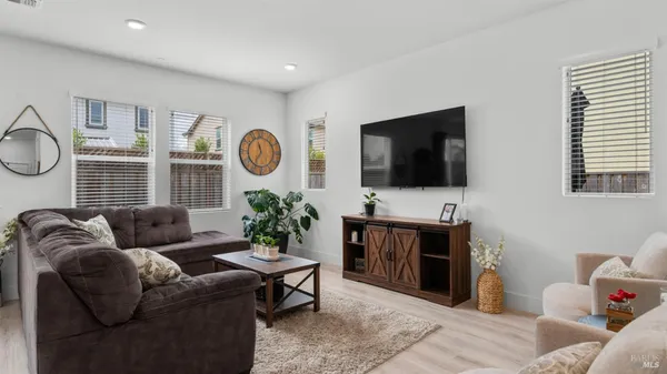 $817,900 | 6083 Oak Leaf Place, Rohnert Park, CA 94928