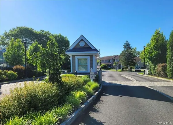 $599,000 | 91 Hidden Ponds Circle, Smithtown, NY 11787