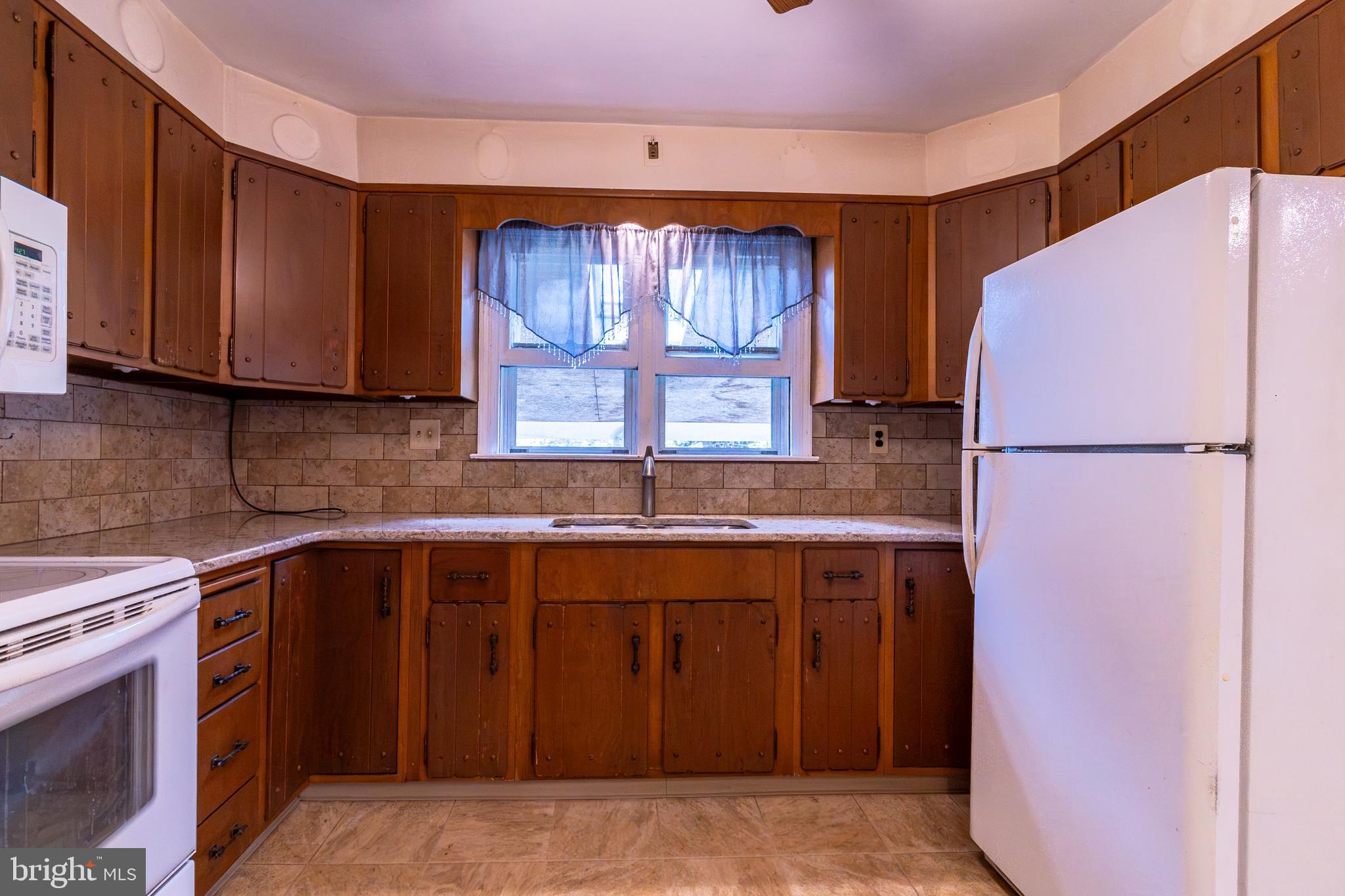 129 South Mill Street Lebanon, PA 17042 - Photo 5 of 17 Eat-in Kitchen w/ granite counter tops