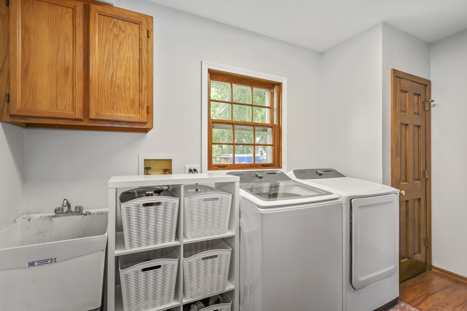 1091 Danforth Drive Batavia, IL 60510 - Photo 17 of 40 a utility room with dryer and washer