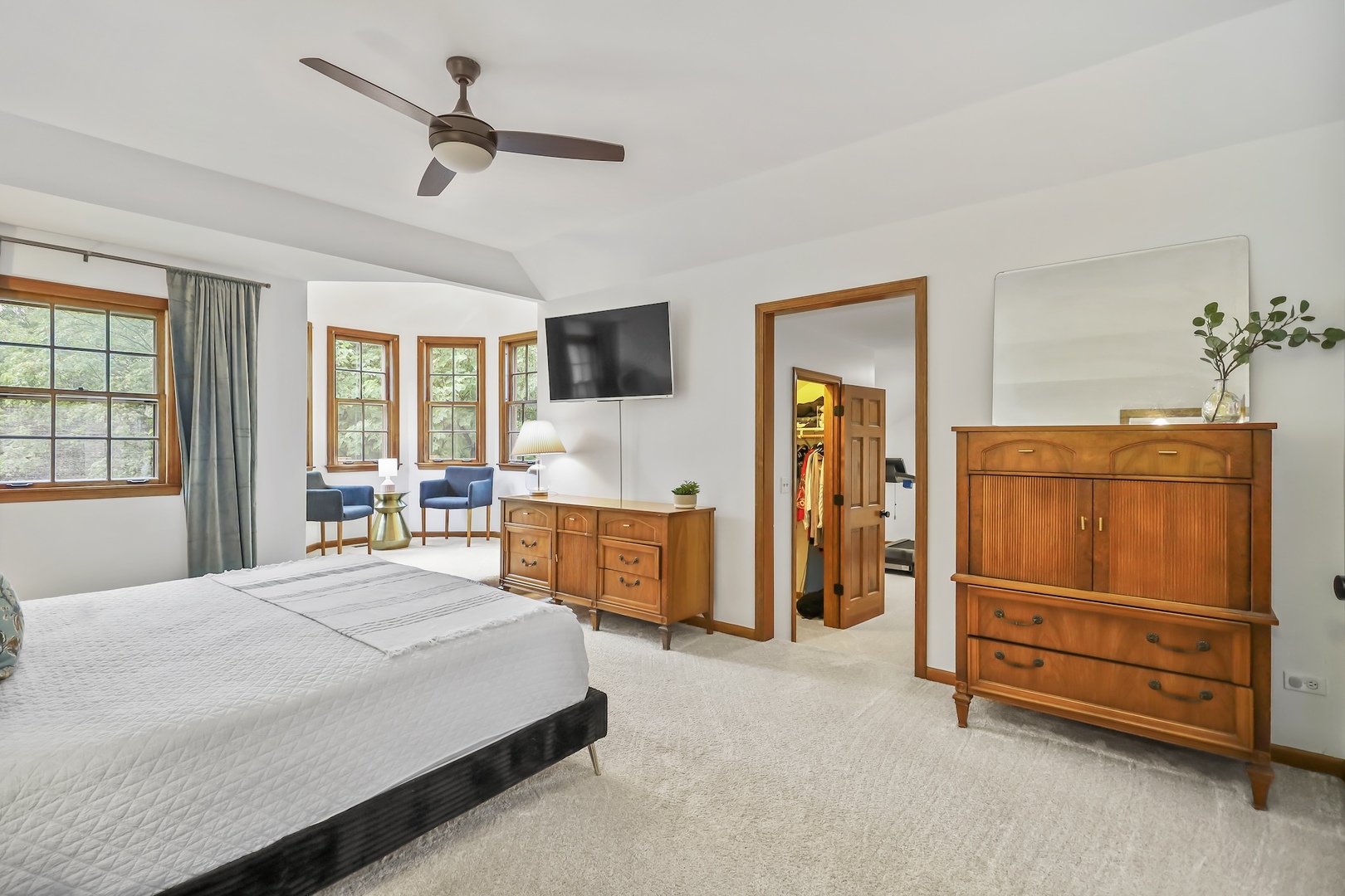 1091 Danforth Drive Batavia, IL 60510 - Photo 19 of 40 a spacious bedroom with a bed and a dresser in it
