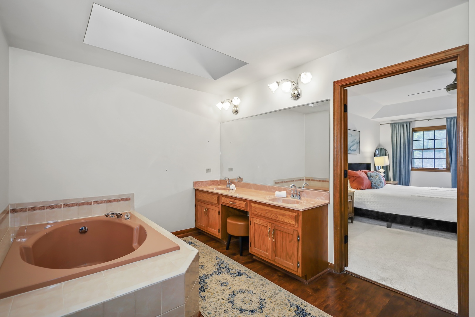 1091 Danforth Drive Batavia, IL 60510 - Photo 22 of 40 a bathroom with a sink and a tub