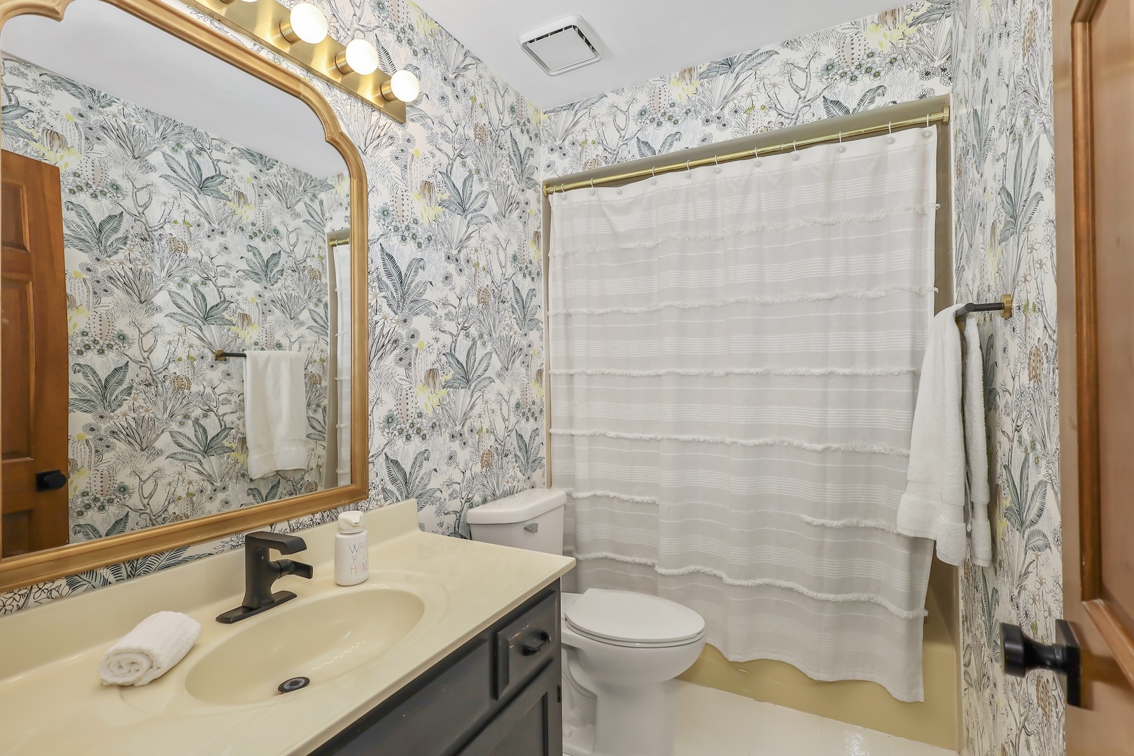 1091 Danforth Drive Batavia, IL 60510 - Photo 28 of 40 a bathroom with a sink and a mirror