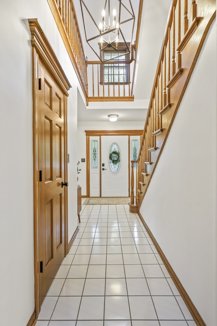 1091 Danforth Drive Batavia, IL 60510 - Photo 5 of 40 a view of an entryway