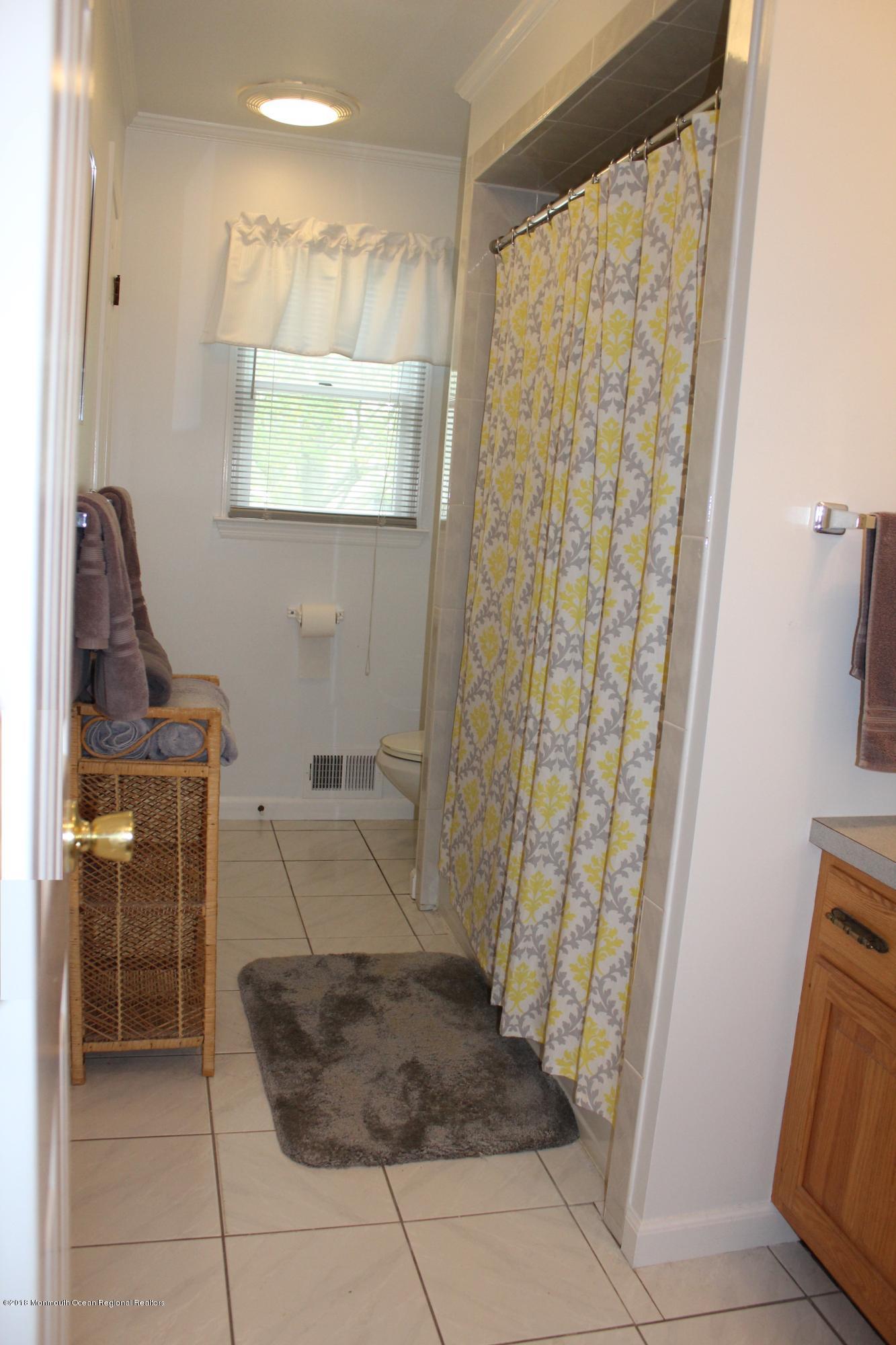 323 Edgemoor Road Belford, NJ 07718 - Photo 11 of 20 BATHROOM