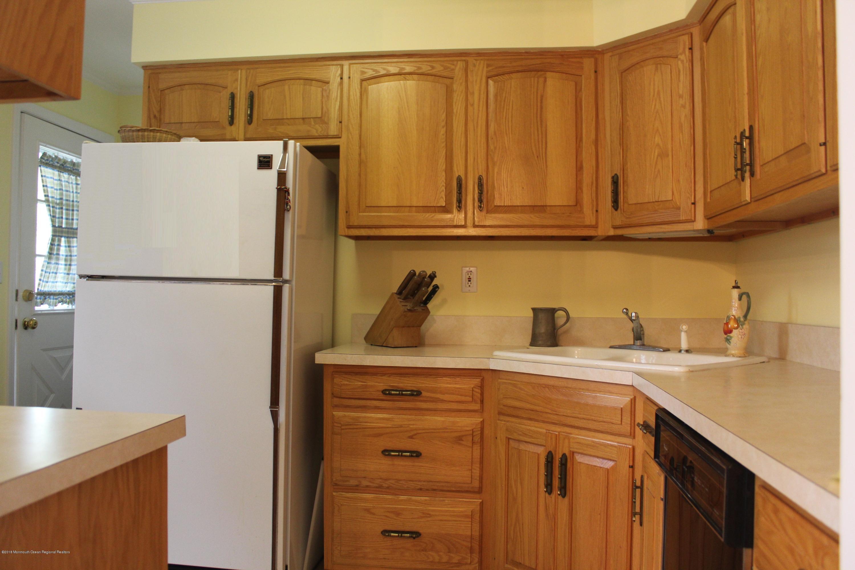 323 Edgemoor Road Belford, NJ 07718 - Photo 9 of 20 IMG_9087 KITCHEN