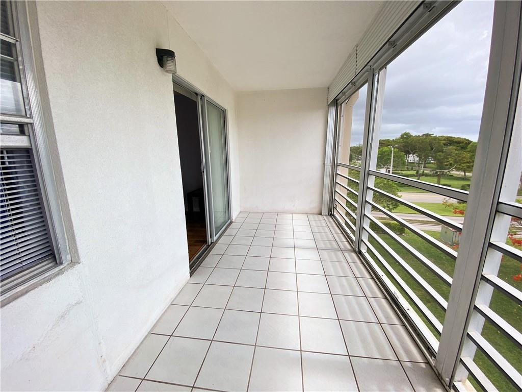 4055 Newcastle A, Unit 4055 Boca Raton, FL 33434 - Photo 14 of 23 a view of an empty room and window