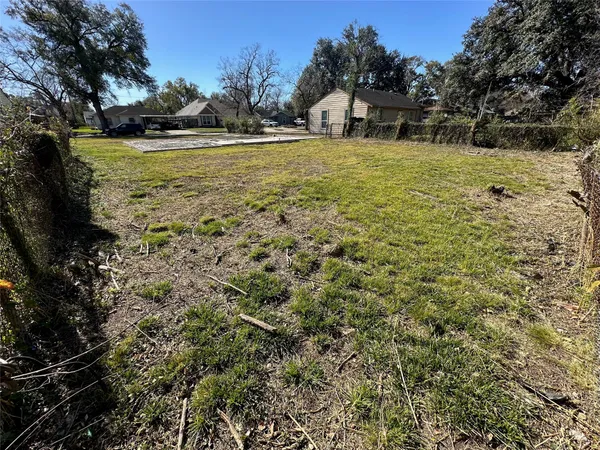 a view of a houses with yard