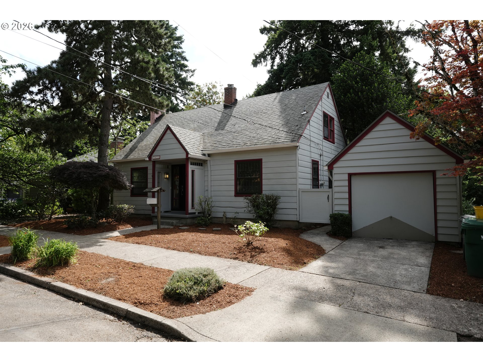 7925 Southwest 11th Avenue Portland, OR 97219 - Photo 3 of 39