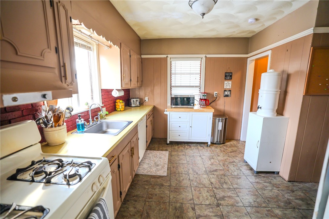 28 Sylvan Avenue Cranston, RI 02905 - Photo 10 of 29