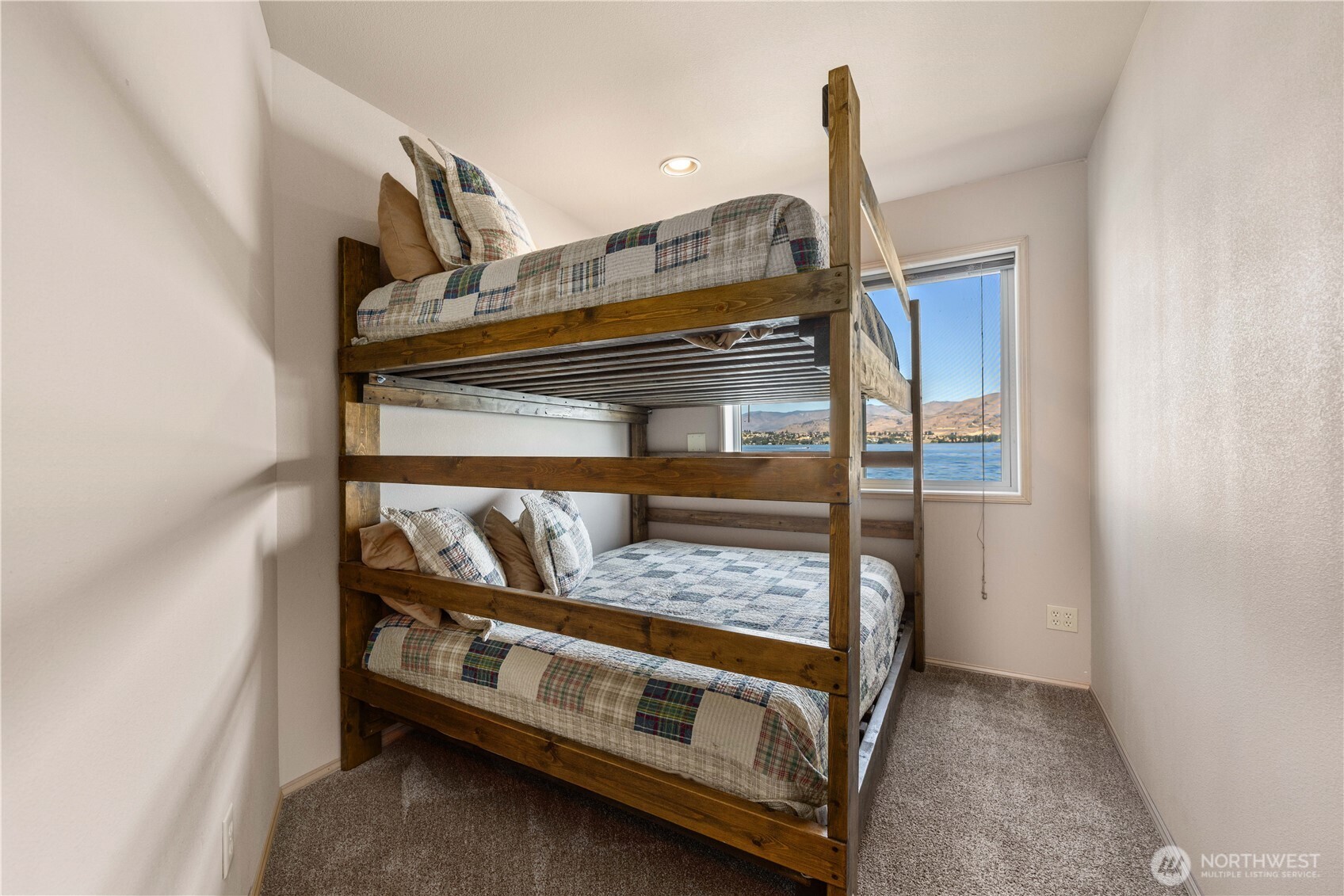3150 South Lakeshore Road Chelan, WA 98816 - Photo 21 of 36 a view of bedroom with furniture