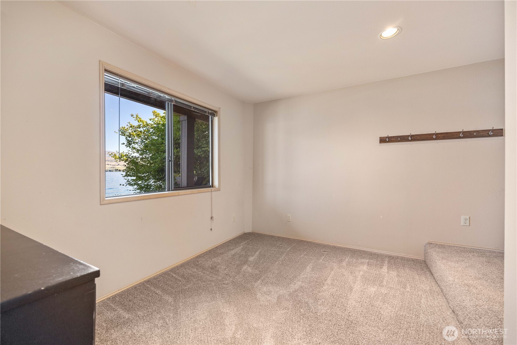 3150 South Lakeshore Road Chelan, WA 98816 - Photo 25 of 36 a view of an empty room with a window