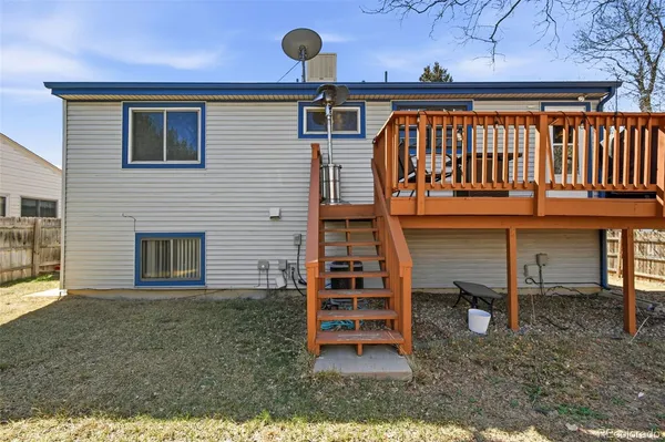 a picture of a wall with a white wall and white wall