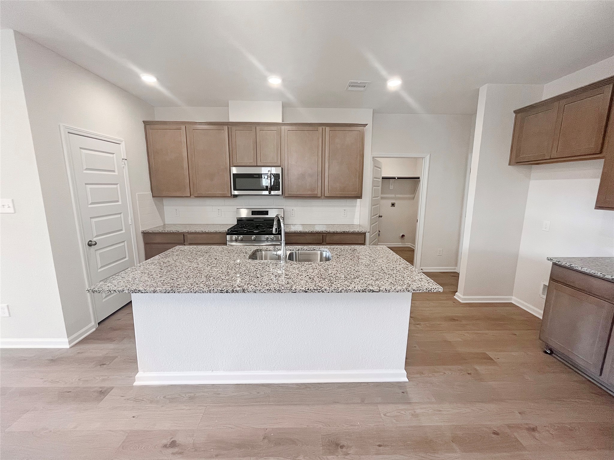 9749 Enclave Ridge Road Willis, TX 77318 - Photo 5 of 26 The Robin II- Kitchen