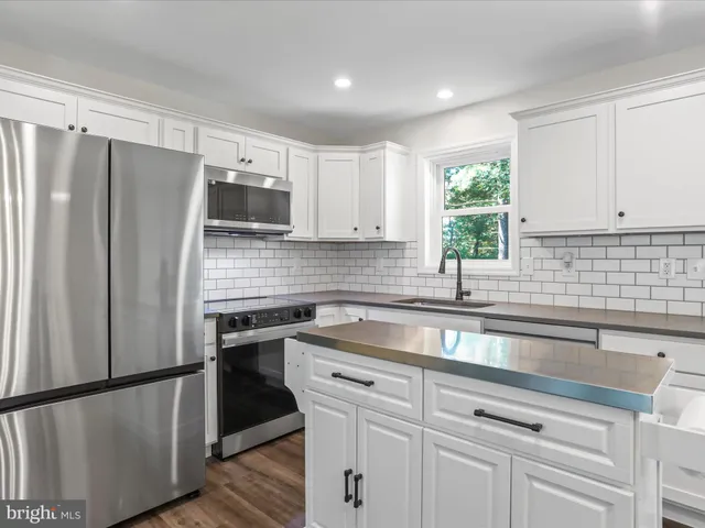 $330,000 | 957 Longview Drive, Berkeley Springs, WV 25411