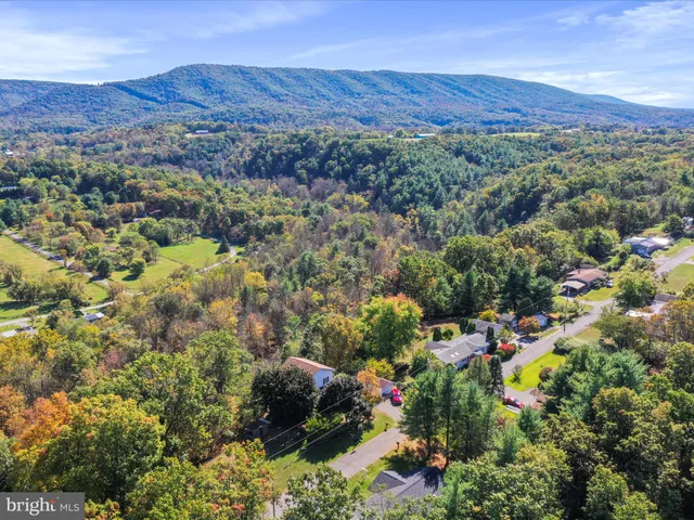 $330,000 | 957 Longview Drive, Berkeley Springs, WV 25411