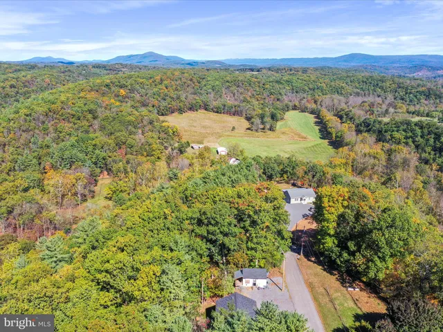 $330,000 | 957 Longview Drive, Berkeley Springs, WV 25411