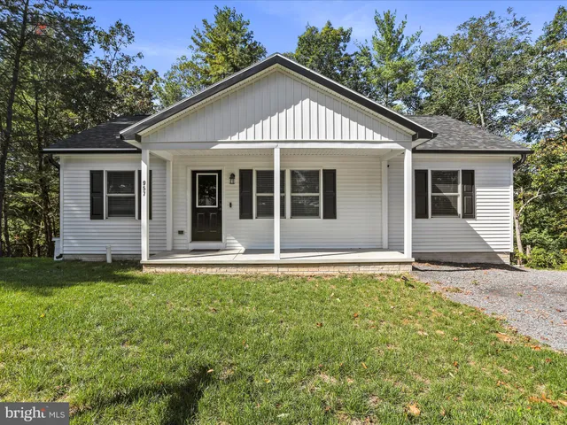 $330,000 | 957 Longview Drive, Berkeley Springs, WV 25411