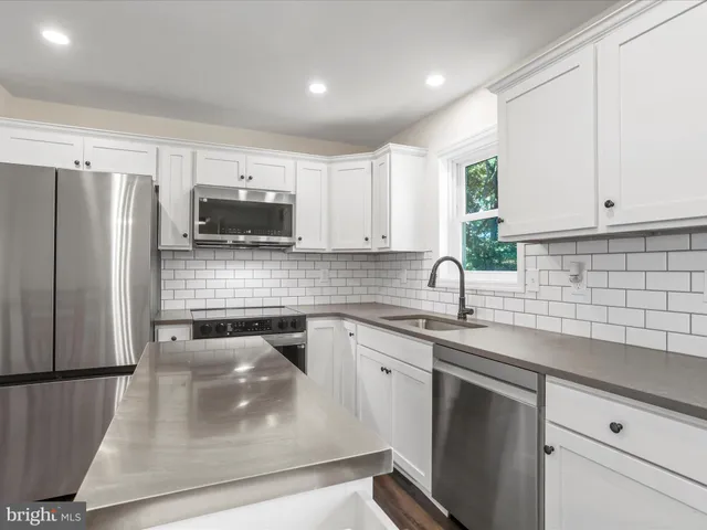 $330,000 | 957 Longview Drive, Berkeley Springs, WV 25411