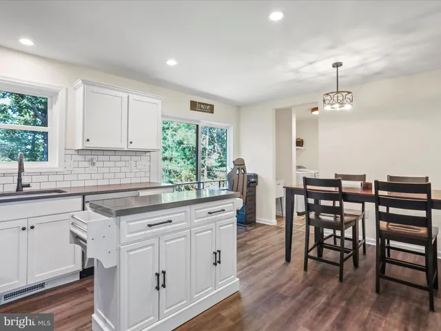 $330,000 | 957 Longview Drive, Berkeley Springs, WV 25411