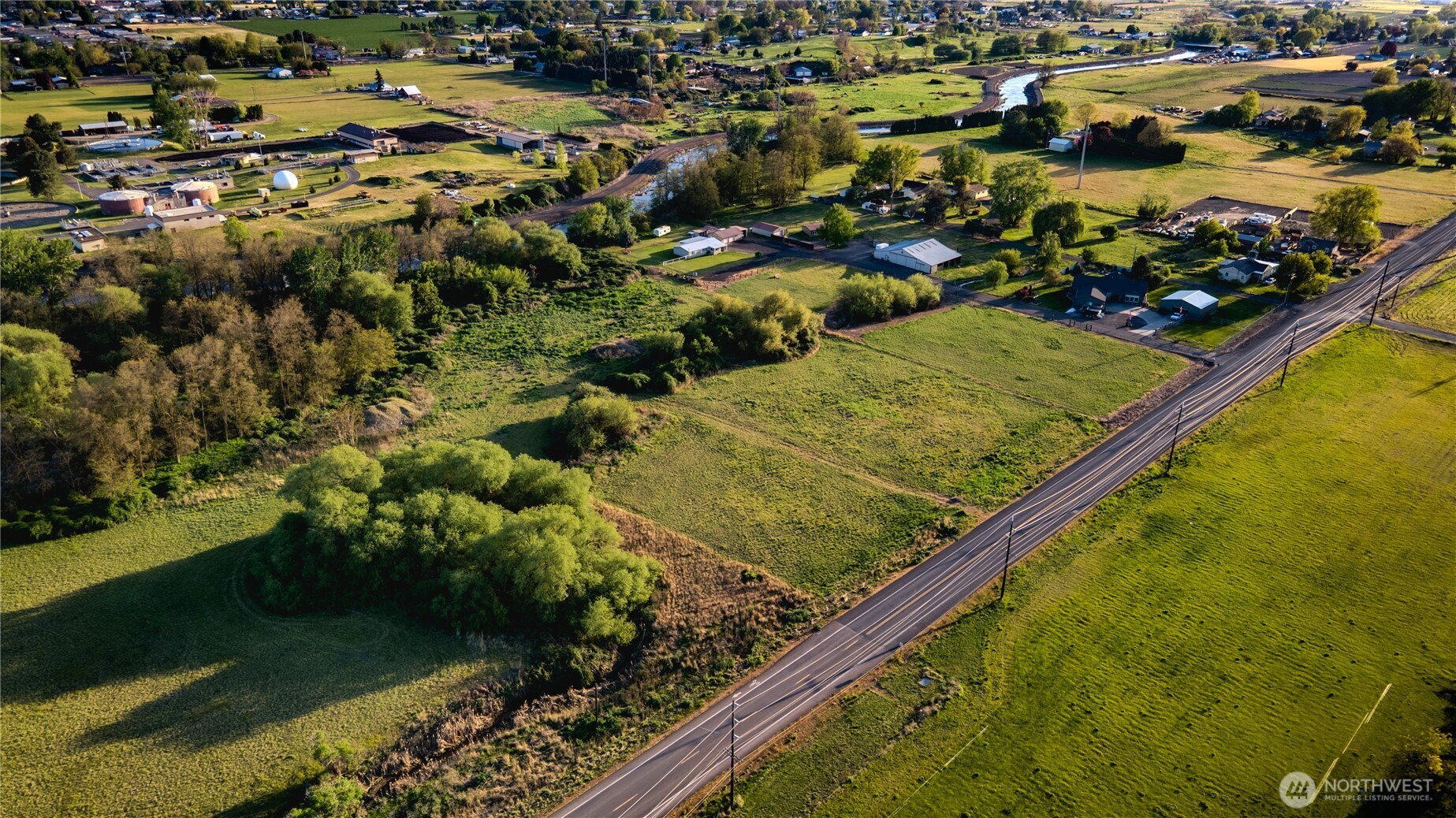 1595 Heritage Road Walla Walla, WA 99362 - Photo 4 of 5 a view of a lake