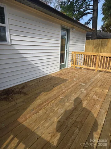 a view of a yard with a house
