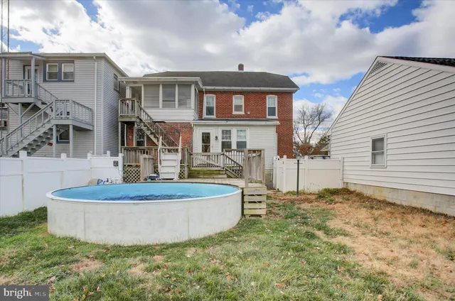 a view of a house with backyard and trees