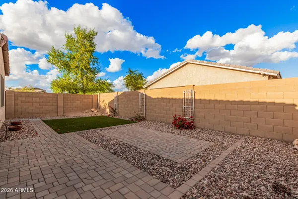 a view of a backyard