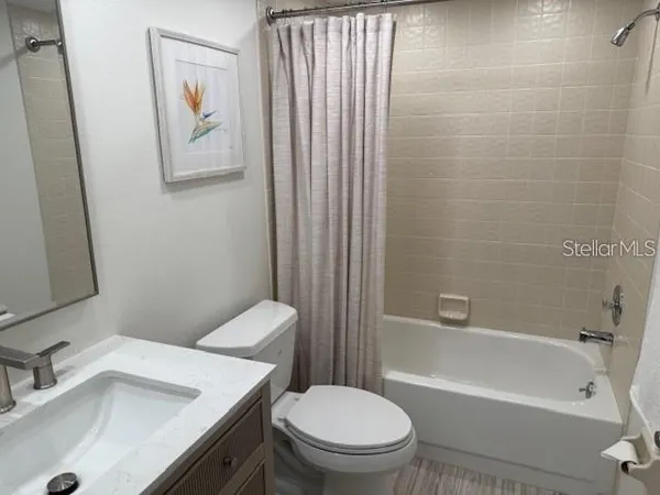 $1,950 | 6120 Country Club Way, Unit 207, Sarasota, FL 34243