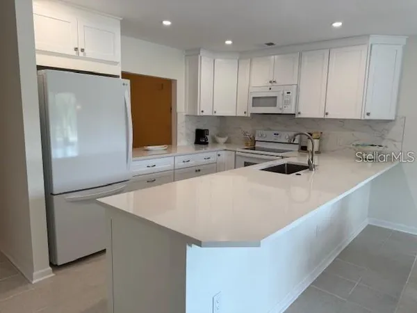 $1,950 | 6120 Country Club Way, Unit 207, Sarasota, FL 34243