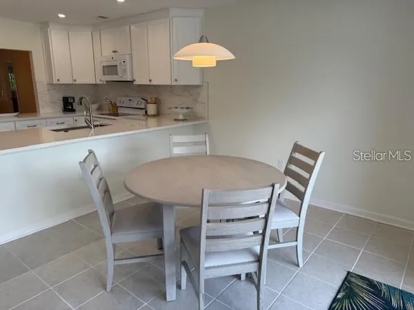 $1,950 | 6120 Country Club Way, Unit 207, Sarasota, FL 34243
