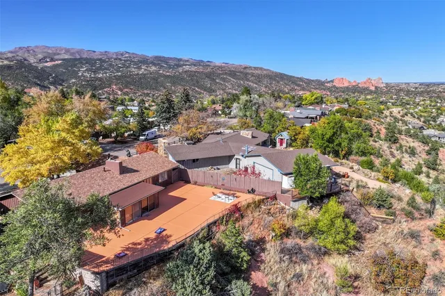 a picture of a wall with a white wall