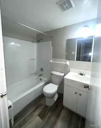 $825 | 4774 Kings Drive, Unit G, St. Louis, MO 63116