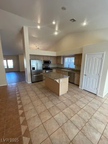 $2,550 | 9011 West Viking Road, Las Vegas, NV 89147
