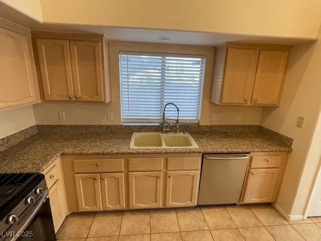 $2,550 | 9011 West Viking Road, Las Vegas, NV 89147