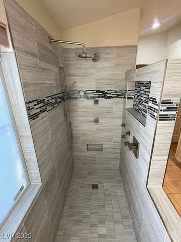 $2,550 | 9011 West Viking Road, Las Vegas, NV 89147