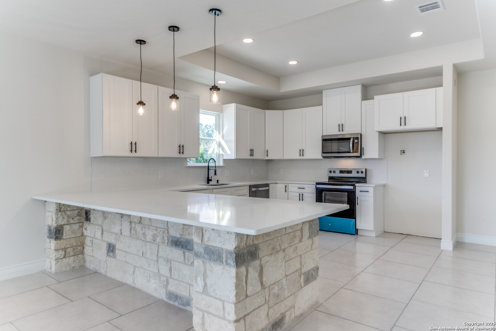 2962 Contour Drive Spring Branch, TX 78070 - Photo 7 of 26 a large kitchen with stainless steel appliances granite countertop a sink a stove and a refrigerator