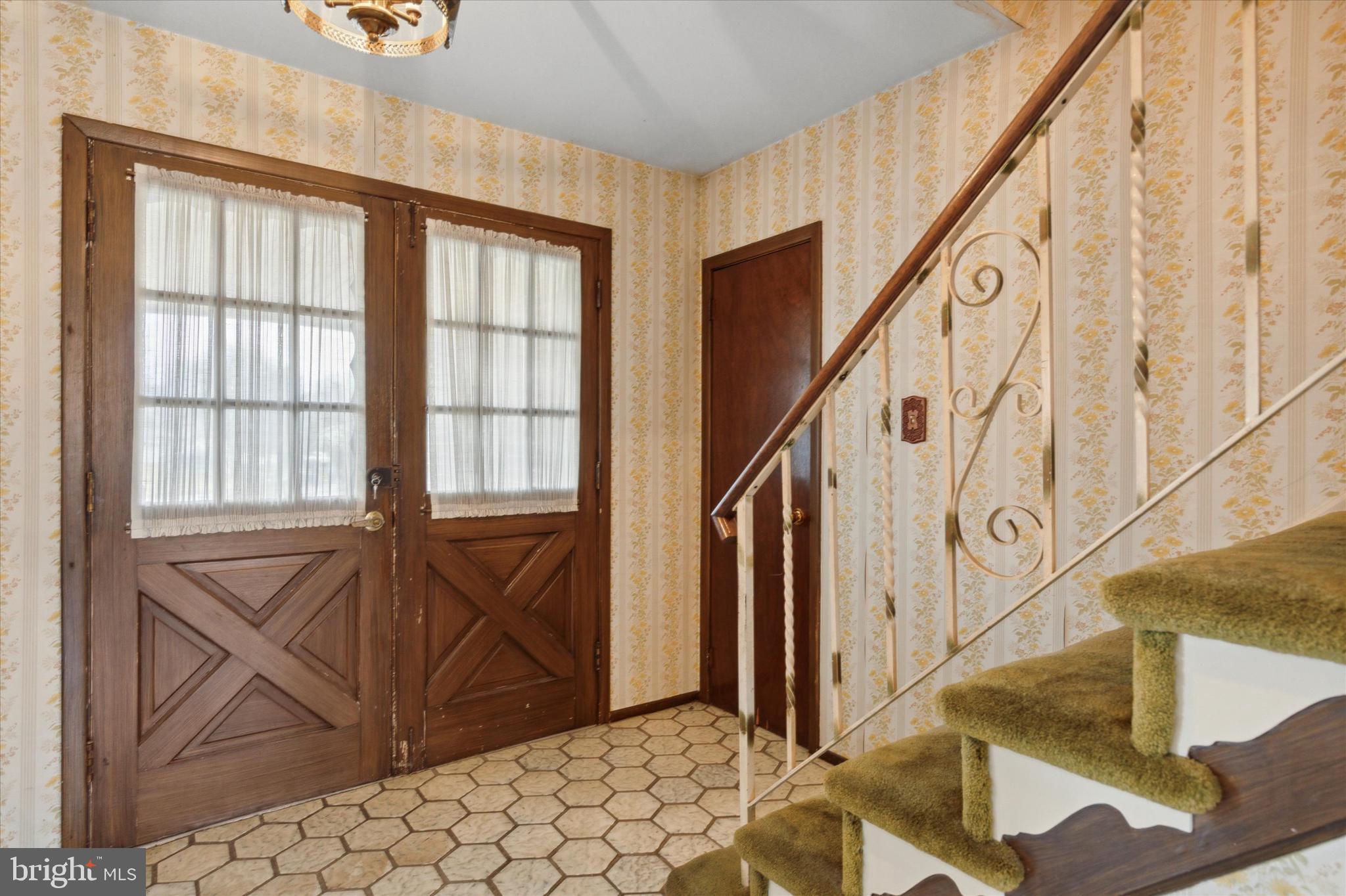 1601 Latch String Lane Hatfield, PA 19440 - Photo 17 of 32 Foyer