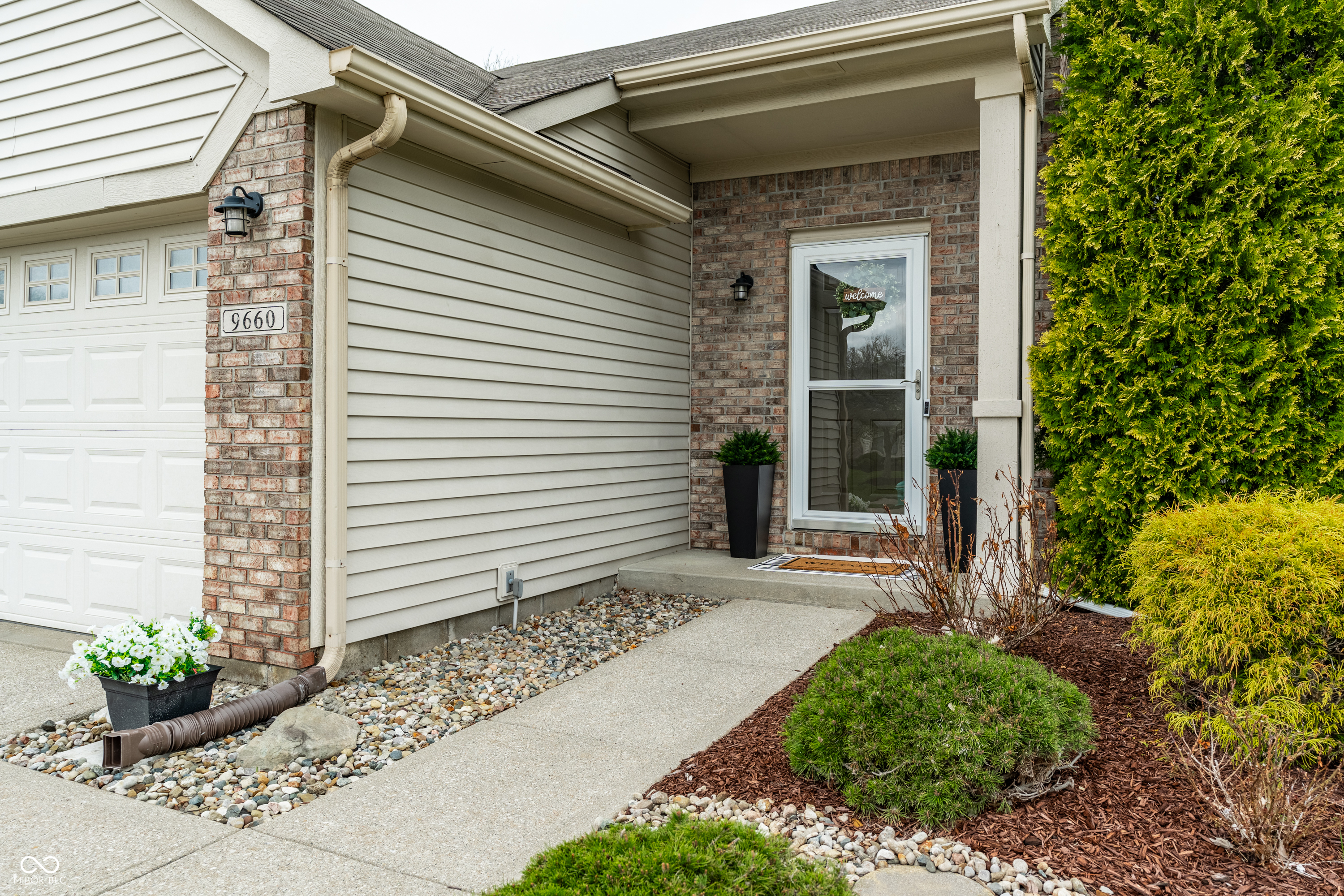 9660 Overcrest Drive Fishers, IN 46037 - Photo 2 of 40