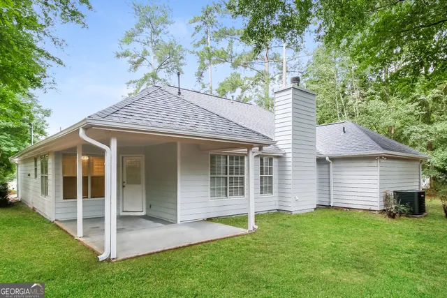 a view of a house with a yard