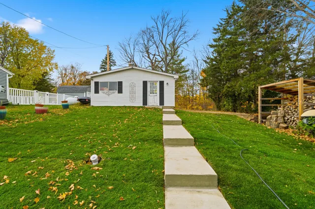 $1,800 | W6705 North Lakeshore Circle, Sugar Creek, WI 53121