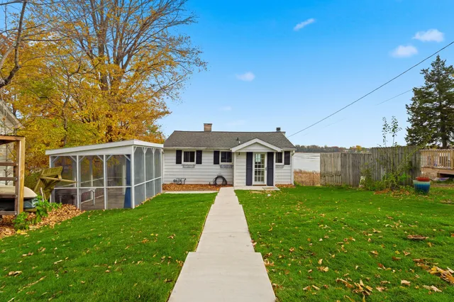 $1,800 | W6705 North Lakeshore Circle, Sugar Creek, WI 53121