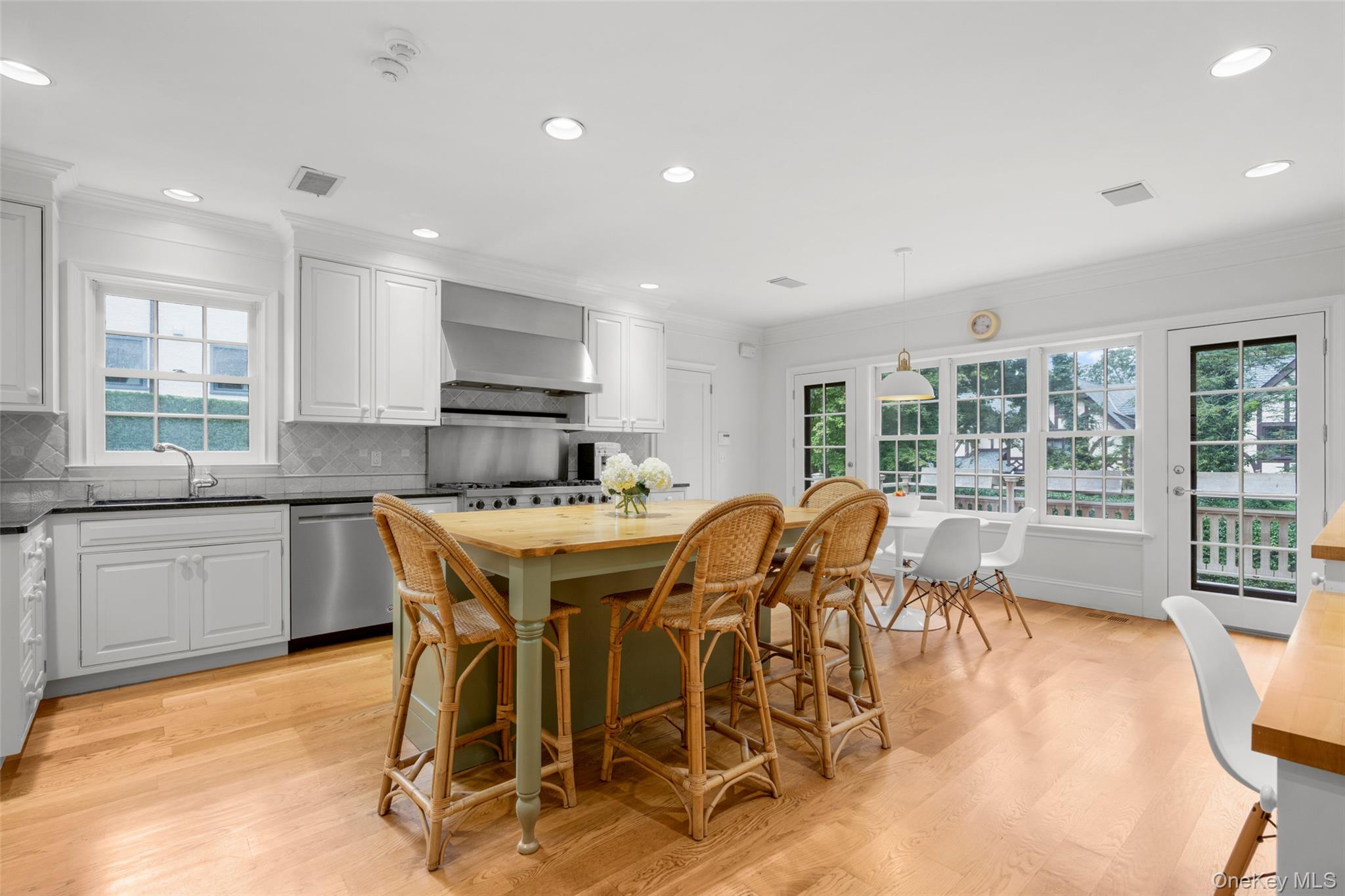 260 Overlook Road New Rochelle, NY 10804 - Photo 14 of 48 large Eat-in chef's kitchen
