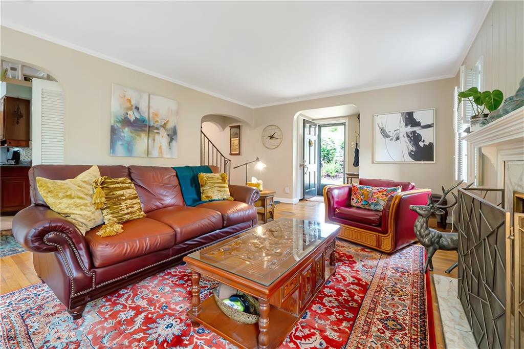 166 Spring Grove Road Pittsburgh, PA 15235 - Photo 5 of 41 a living room with furniture and wooden floor
