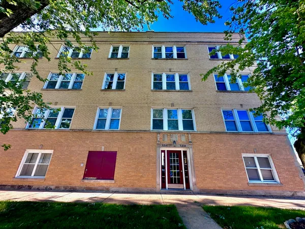 $2,250 | 3214 West Berteau Avenue, Unit 2, Chicago, IL 60618