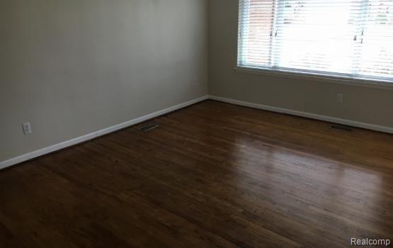30461 Ridgefield Avenue Warren, MI 48088 - Photo 7 of 17 Living Room.jpg