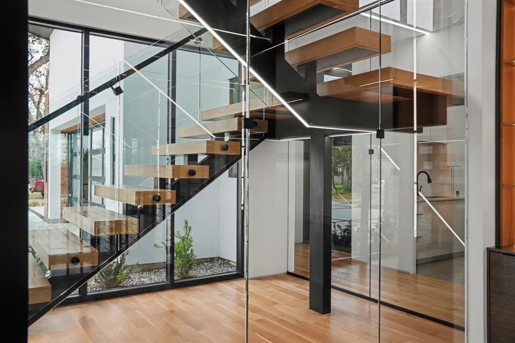 9457 Waterview Road Dallas, TX 75218 - Photo 4 of 38