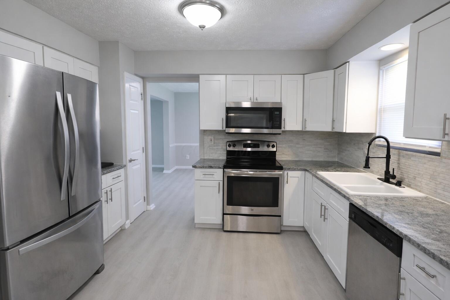 2114 Baldwin Road Reynoldsburg, OH 43068 - Photo 4 of 34 Kitchen