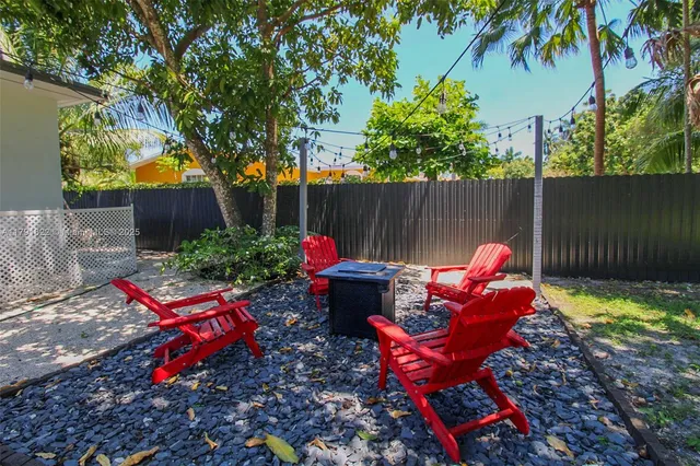 a bench is sitting in the middle of a backyard