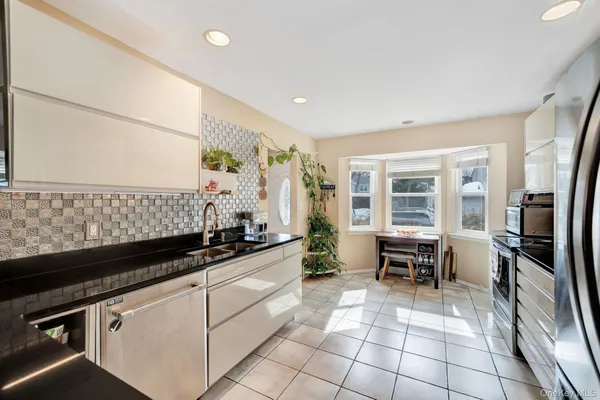 $899,000 | 11 Manors Drive, Jericho, NY 11753